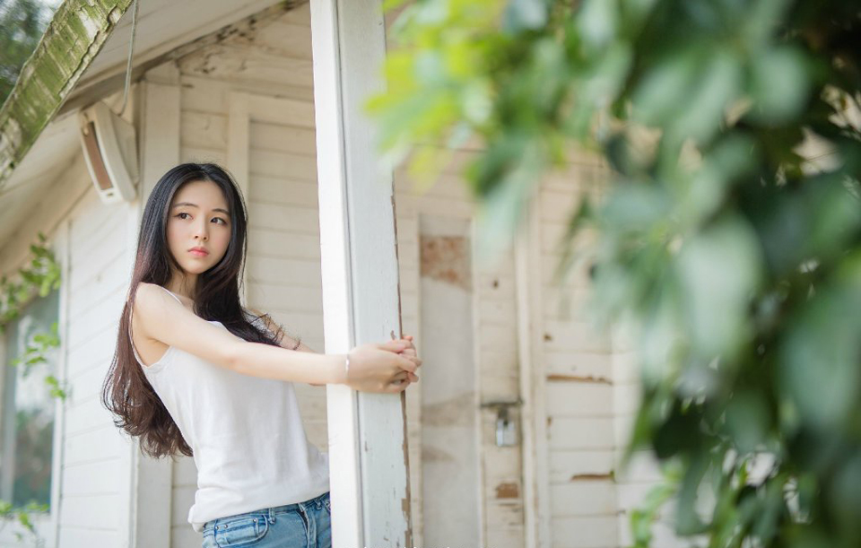 我避开无事时过分热络的友谊，这使我少些负担和承诺。我不多说无谓的闲言，这使我觉得清畅。------我尽可能不去缅怀往事，因为来时的路不可能回头。我当心的去爱别人，因为比较不会泛滥。我爱哭的时候便哭，想笑的时候便笑，只要这一切出于自然。我不求深刻，只求简单。——三毛《送你一匹马》